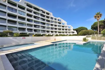 Image de Appartement 2 pièces avec piscine, parking privé, proche commerces et plage, exposé sud