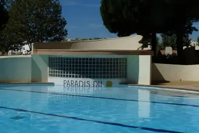 Image de Appartement près de la plage avec piscine et parking