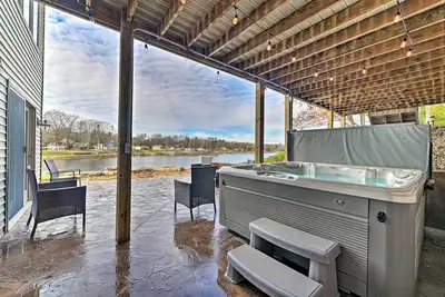 Image de 8 Bedroom 5 full bath lakefront home with hot tub and fire pit, sleeps up to 25!