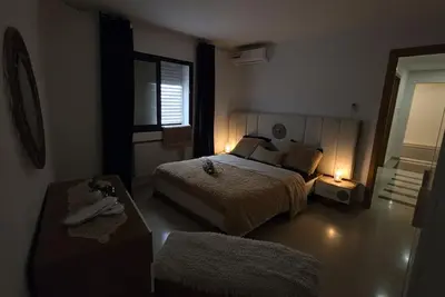 Image de s+1 spacieux luxueux | Proche a l'aéroport | Tv 3d