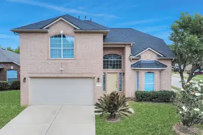 Image de Family retreat with game room and huge yard.