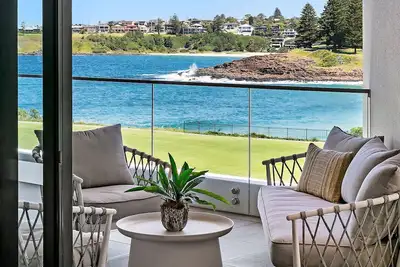 Image de 3br Coastal Escape with Ocean Views, Shared Pool & Jacuzzi, 2 Car Spaces & Walk to Surf Beach