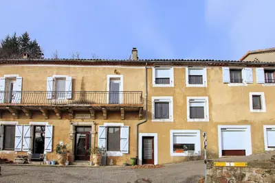 Image de Charmante maison à Saint-Julien-du-Gua offrant une vue panoramique.