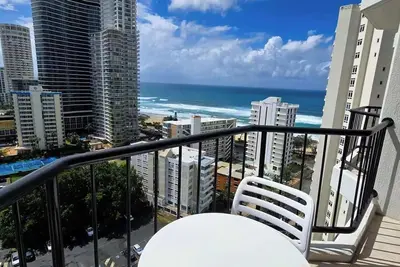 Comfortable 2-Bed Stay in Surfers | Great Location