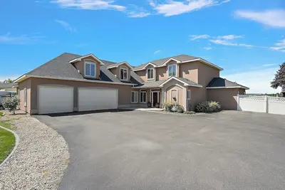 Image de Ultimate Group Getaway: 3 min from Lake, vineyards, event centers + Hot Tub