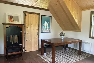 Image de Cozy log home on 4 Fully-Fenced acres with pond—perfect peaceful getaway 🐾