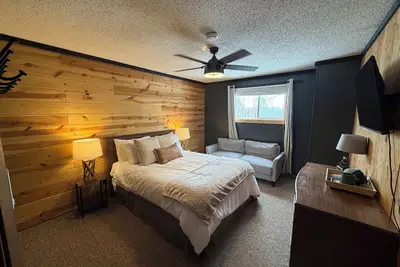 Image de 3br 2Ba Serenity Now Lakefront Cabin - Pet Friendly, Trailside & Lake Access