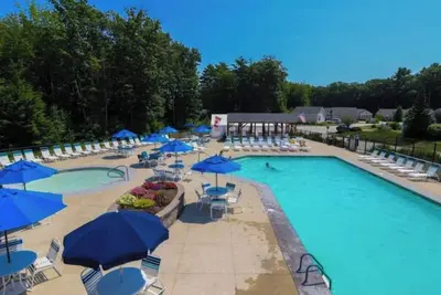 Image de Peaceful getaway with a pool, outdoor activities, and just a mile from the ocean