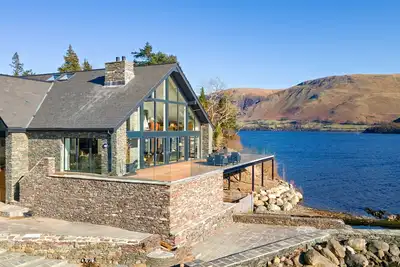 Image de Lakefield Boathouse -  Luxury 7-Bedroom Lakefront House