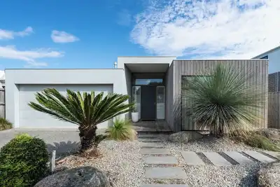 Image de Super-Styled, Light-Filled Eco Home