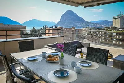 Image de Penthouse central de luxe de trois chambres avec vue sur le lac