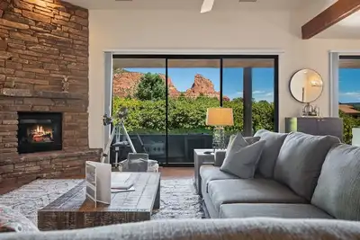 Image de Iconic Red Rock Views, Luxury Southwest Style with Hot Tub! Casa Norteno - S100
