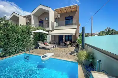 SithoniaRS Luxury Two Floor Maisonette with private Pool & Garden
