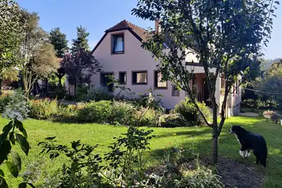 Image de Spacious, two-bedroom garden apartment. Free gated parking.