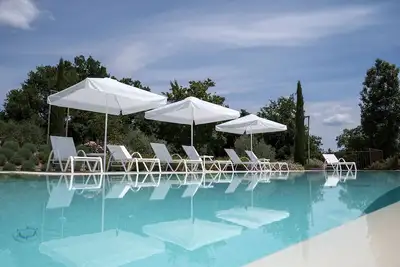 Image de Magnifique maison de vacances avec piscine privée, Wifi, climatisation, bain à remous, Tv, patio