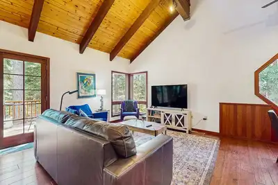 Image de Forest-view home with 3 decks, fast WiFi, pool & hot tub access