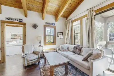 Image de Cozy mountain condo with shared pool & hot tub access, balcony, and skiing nearby