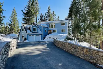 Image de Large home among the treetops near Heavenly with hot tub & great deck