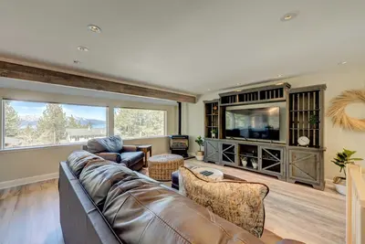 Image de Lake-view home near casinos, golf, slopes with hot tub & 2-car garage, sleeps 8