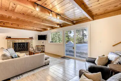 Image de Classic Tahoe cabin charm with partial lake views, Chamberlands amenities, and year-round adventure just minutes away.
