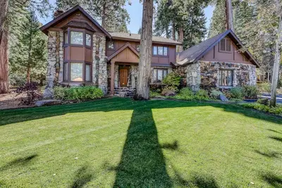 Image de Family-friendly home with a beautiful yard & deck - close to the lake & ski slopes