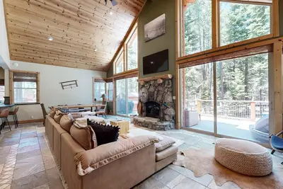 Image de Exquisite Mountain Refuge - Gourmet Kitchen, Pool Table & Forest-View Deck