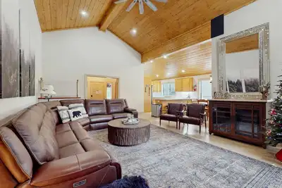 Image de Magical mountain home with movie theater, 9-person hot tub & full kitchen