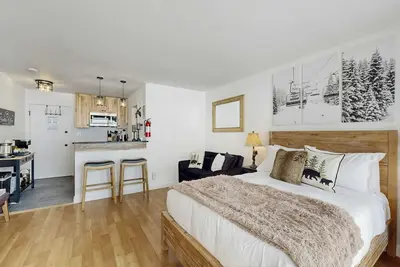 Image de Cozy studio condo with kitchenette, deck, WiFi, & nearby activities