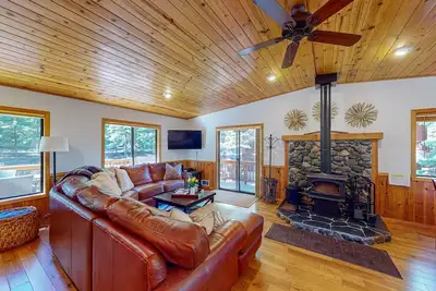 Image de Lovely mountain home with skiing, pool, hot tub, fast WiFi, & washer&dryer