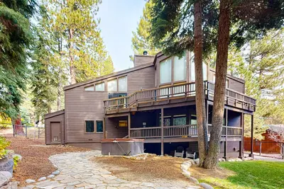 Image de Serene home with fireplace, wood stove, kitchen, W&D, hot tub, & gas grill
