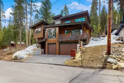 Image de Pristine home with lovely interior, private deck, fast WiFi - great location