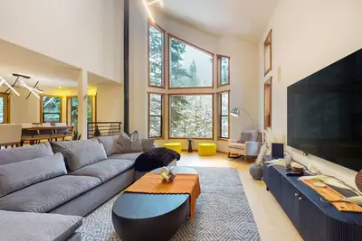 Image de Beautiful cabin with spa, game room, Ev charger, near golf & skiing, pets welcome!