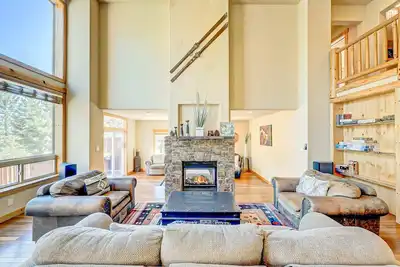 Image de Spacious Tahoe Donner retreat with private hot tub - near trails, slopes & golf