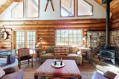 Image de Dog-Friendly Classic Log Cabin with Game Room, Deck & Views