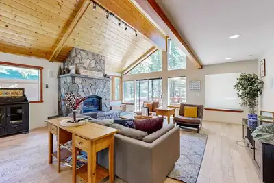 Image de Luxe lodge on the Tahoe Donner Golf Course near skiing, lake & rec center