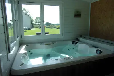 Image de Gîte des Lacs – Le Noisetier : piscine, sauna et jaccuzzi partagés, terrasse privée et Wi-Fi