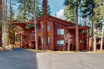 Image de Serene mountain gem with large deck, forest views & grill