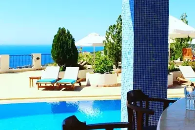 Image de Talia apart This duplex with direct pool access offers city and sea views.