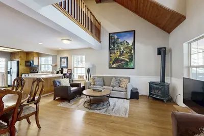 Image de Tranquil cabin near ski slopes & trails with wraparound deck & pool table