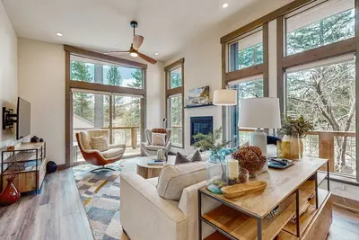 Image de New, mountain-modern cabin with gas fireplace & great location