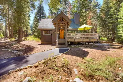 Image de Cabin in the woods close to beach & skiing with grill, fireplace, deck, & W&D