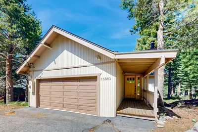 Image de Rustic-Chic Retreat with Loft & Awesome Tahoe Donner Recreation Amenities