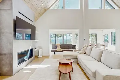 Image de Modern home with mountain view, deck, gaming, hot tub and pool access & fireplace