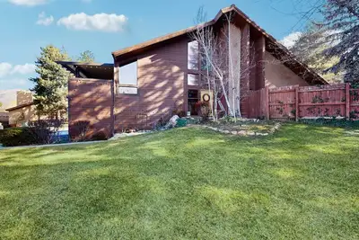 Image de Spacious split-level townhome with private hot tub & game room -close to canyons