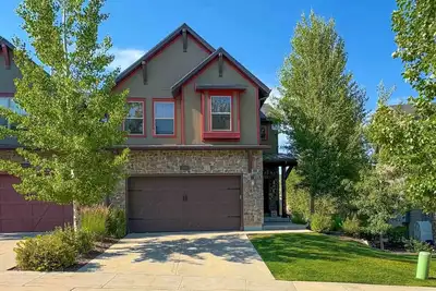 Image de Spacious townhome with pool, private hot tub & clubhouse - Dog Friendly
