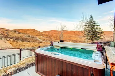 Image de Home with  fireplace, private hot tub, shared pool, game and fitness facilities