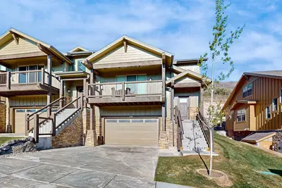 Image de Modern townhome with beautiful sweeping views and steam shower