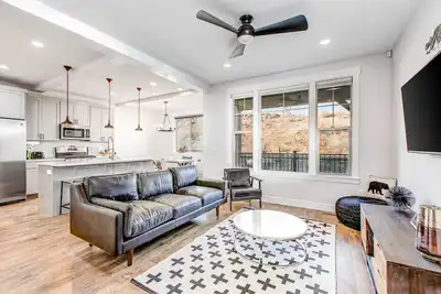 Image de Three-level mountain townhouse with W&D & central Ac - dogs Ok