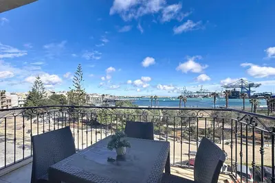 Image de Elegant Seafront Duplex with Stunning Panoramic Views