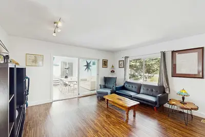 Image de Dog-friendly, riverfront home with WiFi, deck & private washer/dryer